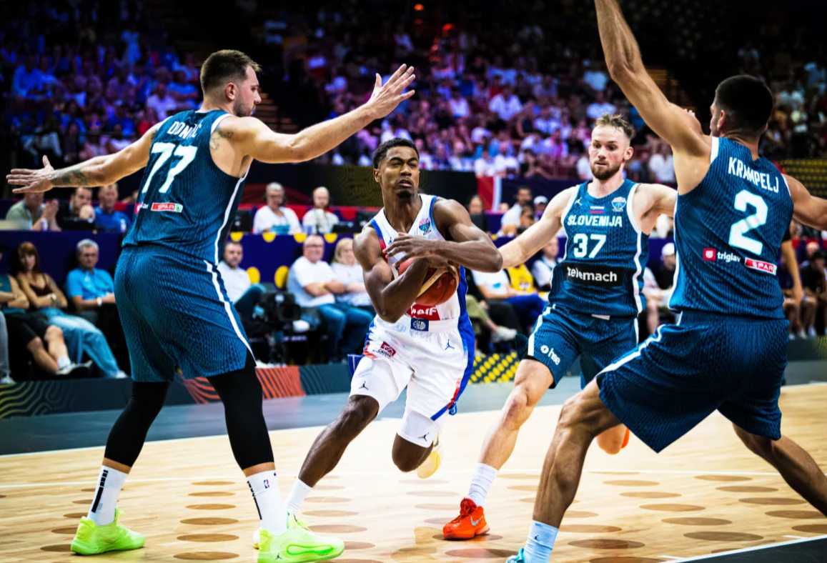 垃圾时间刷分!男篮欧锦赛离谱1幕:跟东契奇握手后 继续上篮得分