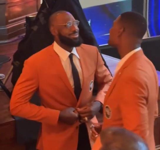 詹姆斯以梦八队成员身份入选名人堂 并穿上了名人堂夹克!